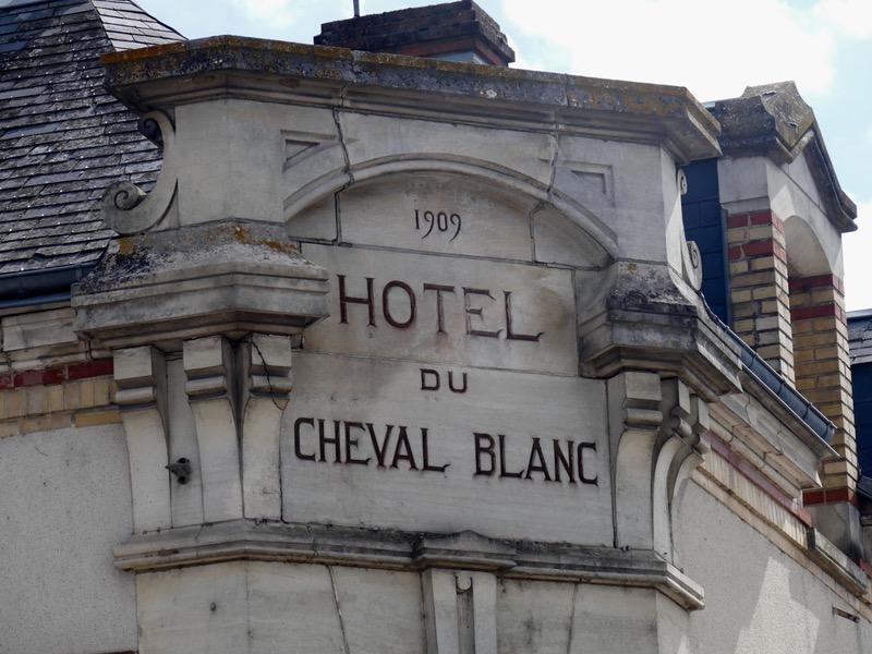 Hotel Le Cheval Blanc Jargeau Exterior foto